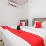 RedDoorz Syariah near RSU Suaka Insan